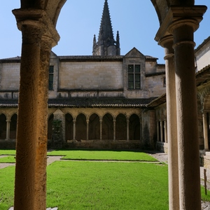 Cloître et clocher à Saint-Émilion - France  - collection de photos clin d'oeil, catégorie rues